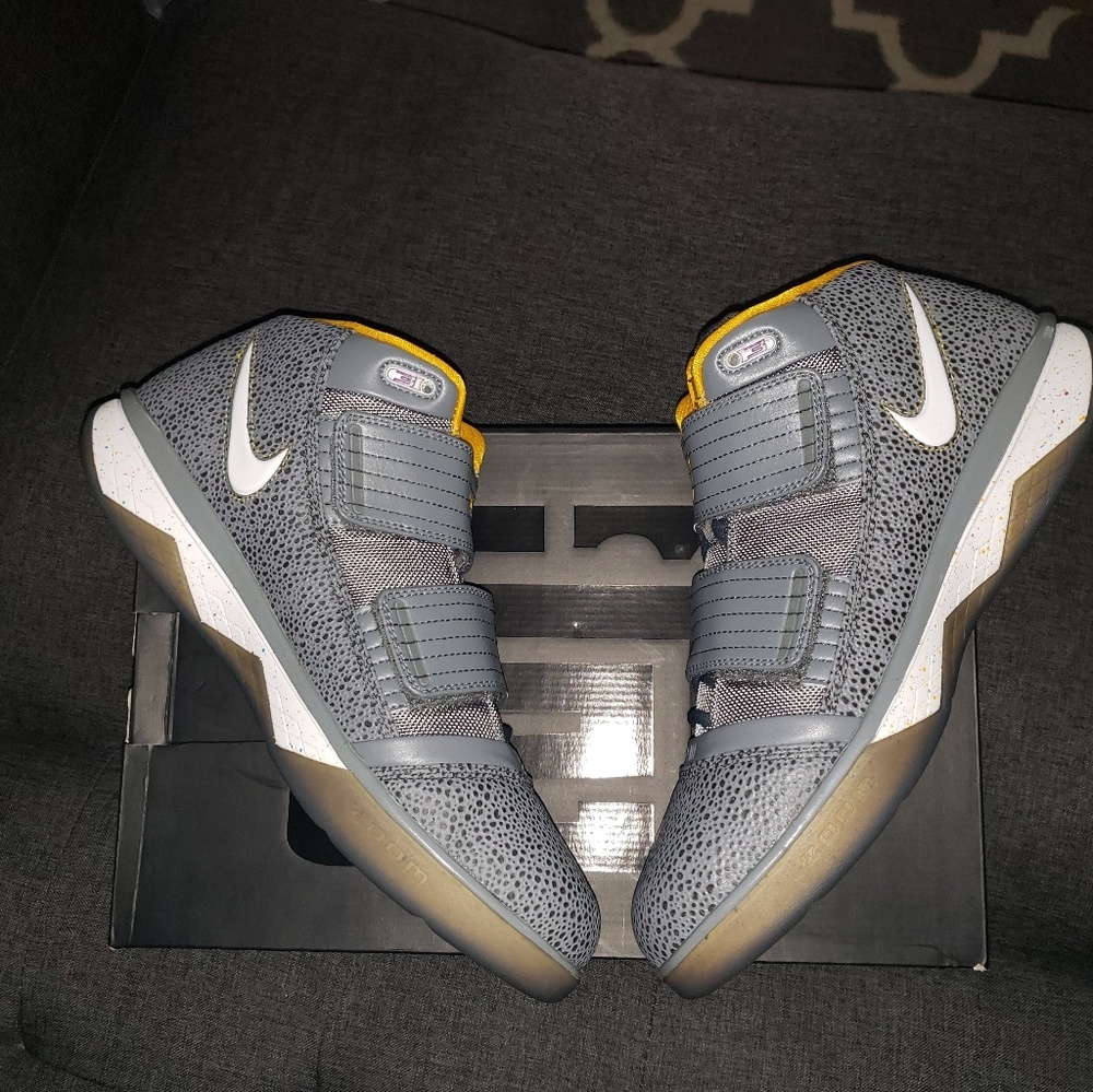 Men's basketball shoes